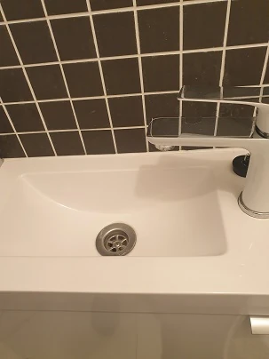 Débouchage d'un petit lavabo dans un WC à Lille